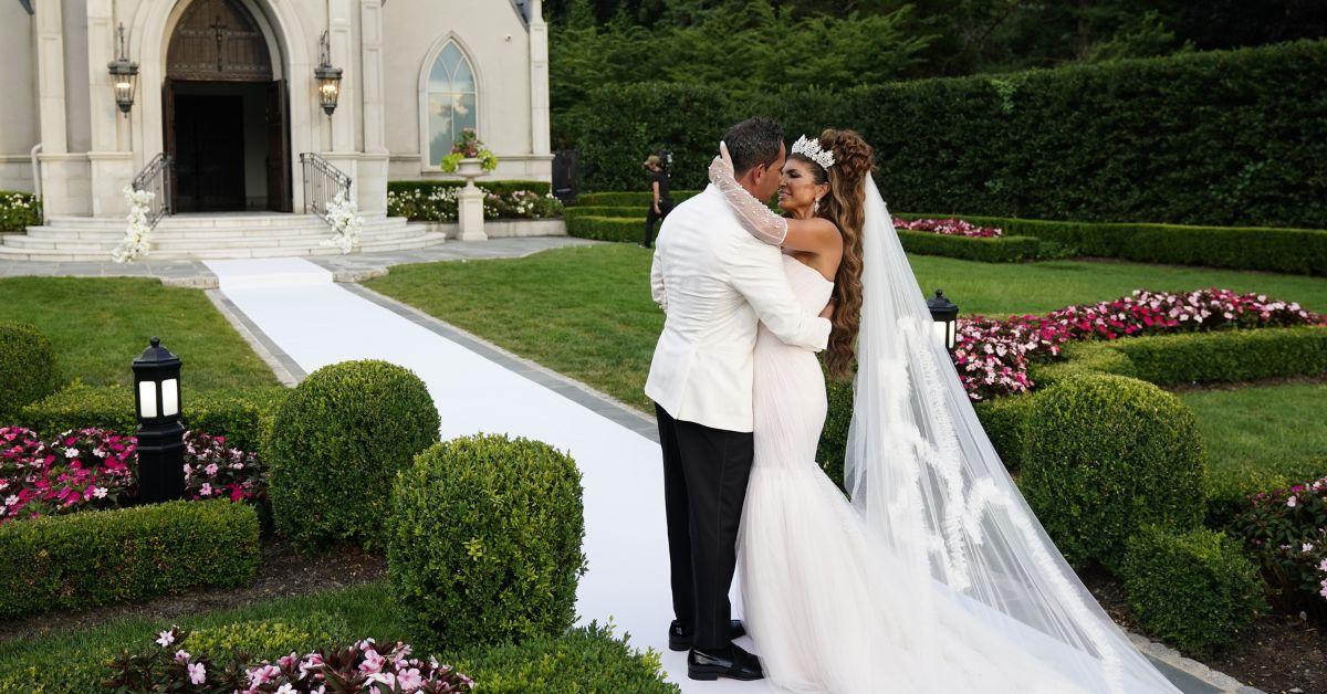 (l-r): Louie Ruelas kissing Teresa Giudice on their wedding day.