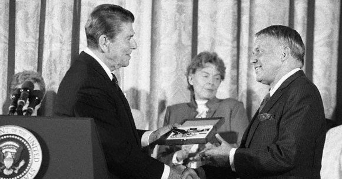 Ronald Reagan gives Frank Sinatra the Presidential Medal of Freedom in 1985.