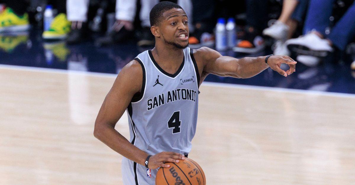 See Why an Old Lady Texting During a Spurs Game Has Gone Viral