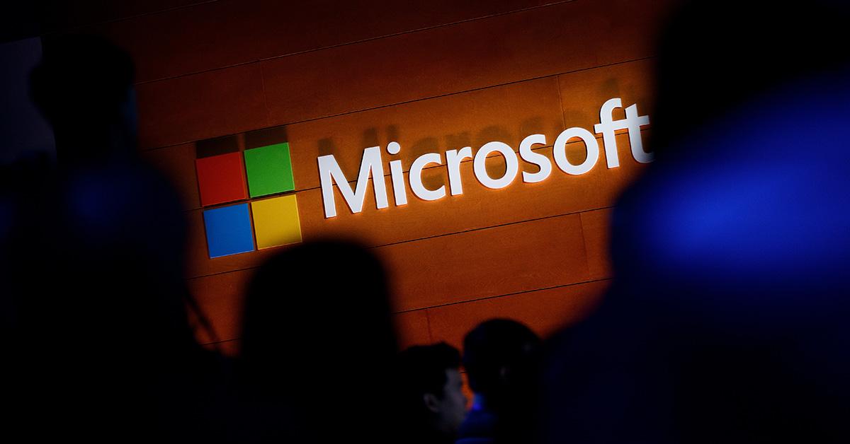 Slika logotipa Microsofta na zidu. 