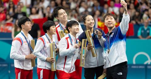 올림픽에서 남북 선수단이 셀카를 찍는다.