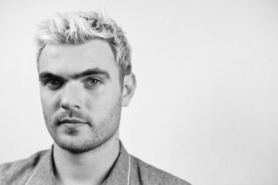 Does Alex Roe Really Sing in ‘Forever My Girl?'