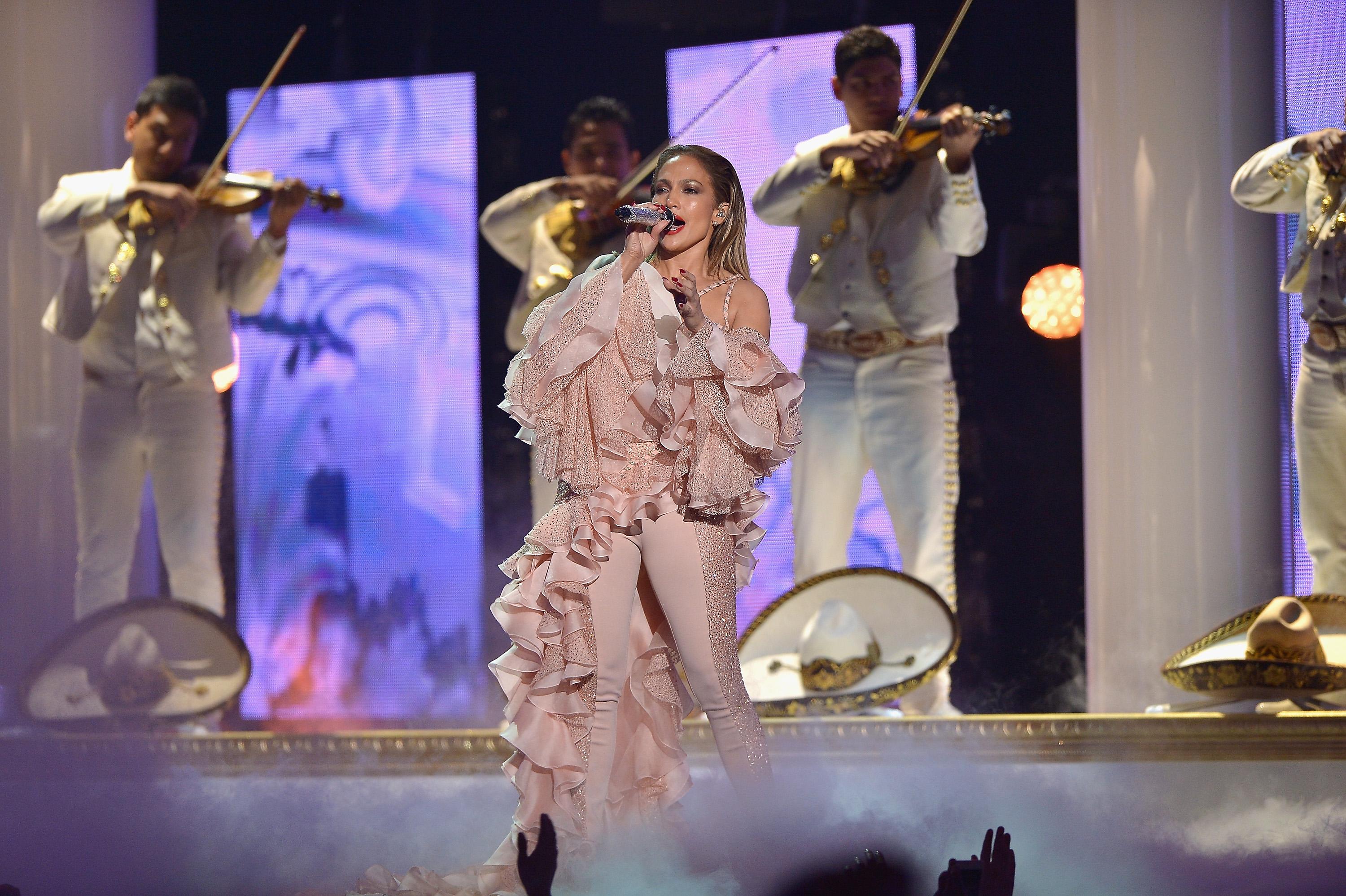 J.Lo Singing a Tribute to Selena