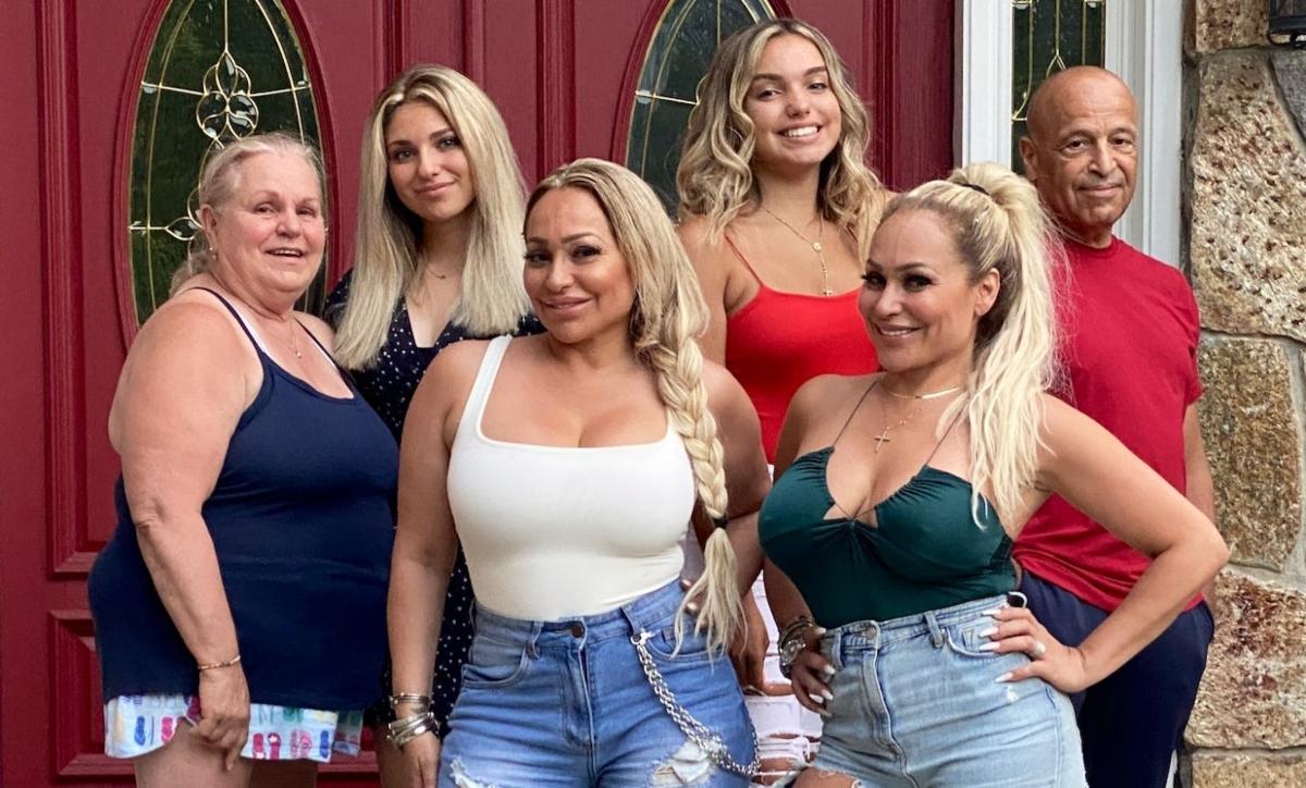 Nancy, Aspen, Darcey, Aniko, Stacey, and Mike Silva