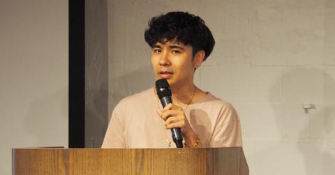 Ocean Vuong speaking at an event.