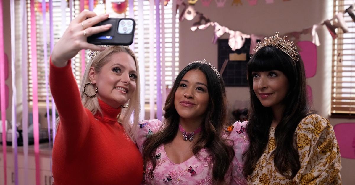 Lauren Ash as Lexi, Gina Rodriguez as Sam, and Hannah Simone as Sam posing for a selfie on 'Not Dead Yet'.