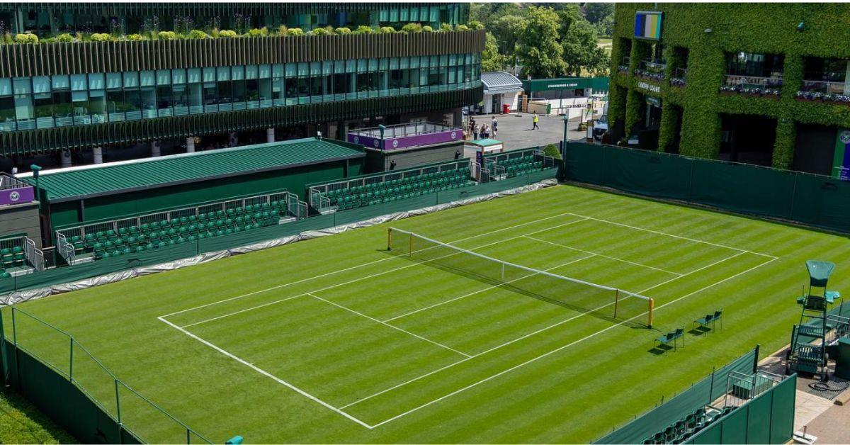 L'un des courts de tennis utilisés pour les championnats annuels de Wimbledon à Londres en 2023