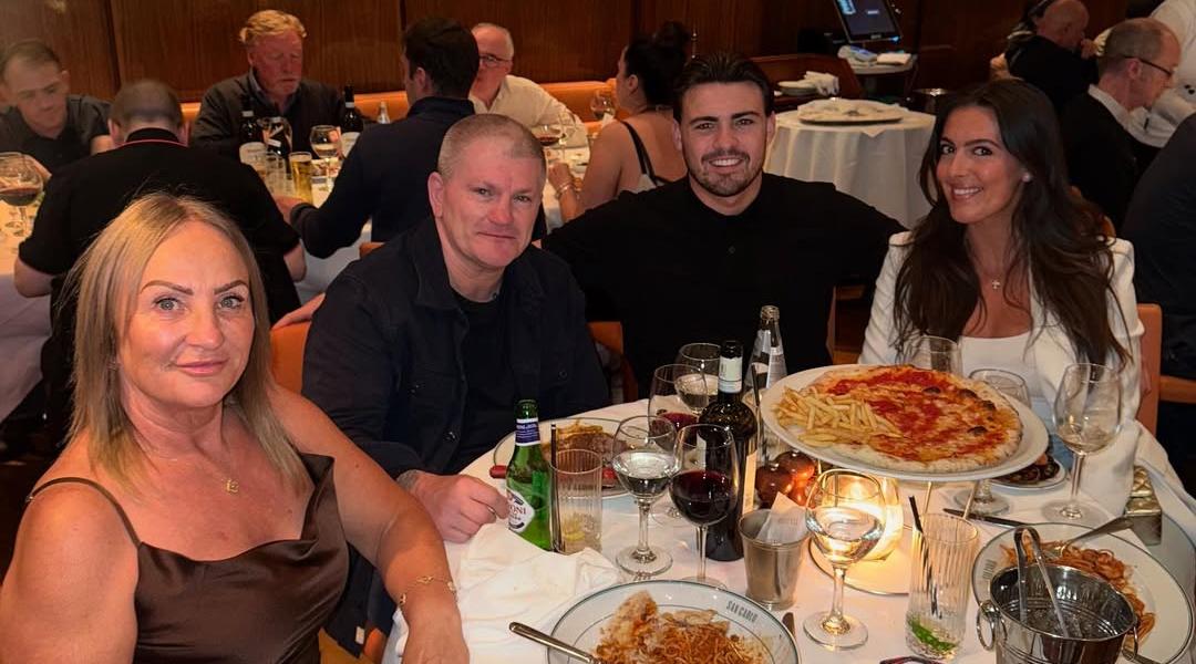ricky-hatton-dinner-with-friends