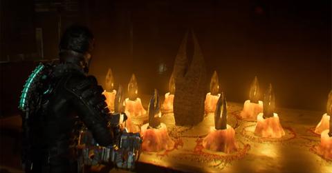 Issac reassembles a Marker in 'Dead Space' Remake