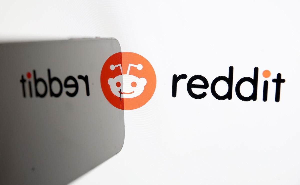 A Reddit logo on a laptop computer