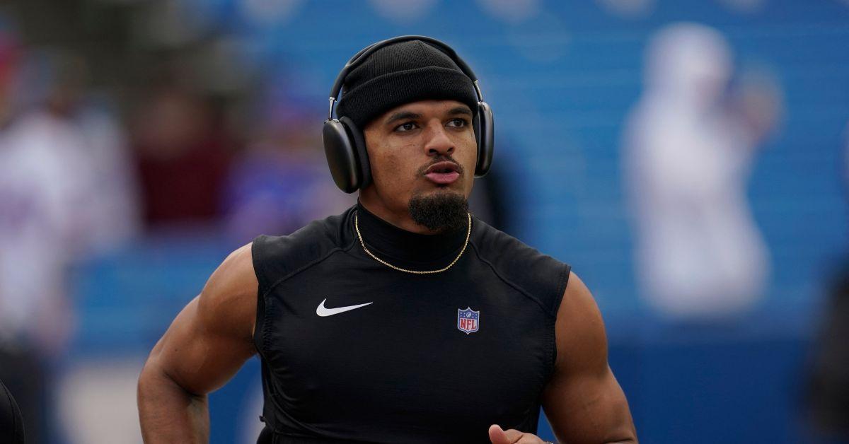 Minkah Fitzpatrick warming up in 2022. 