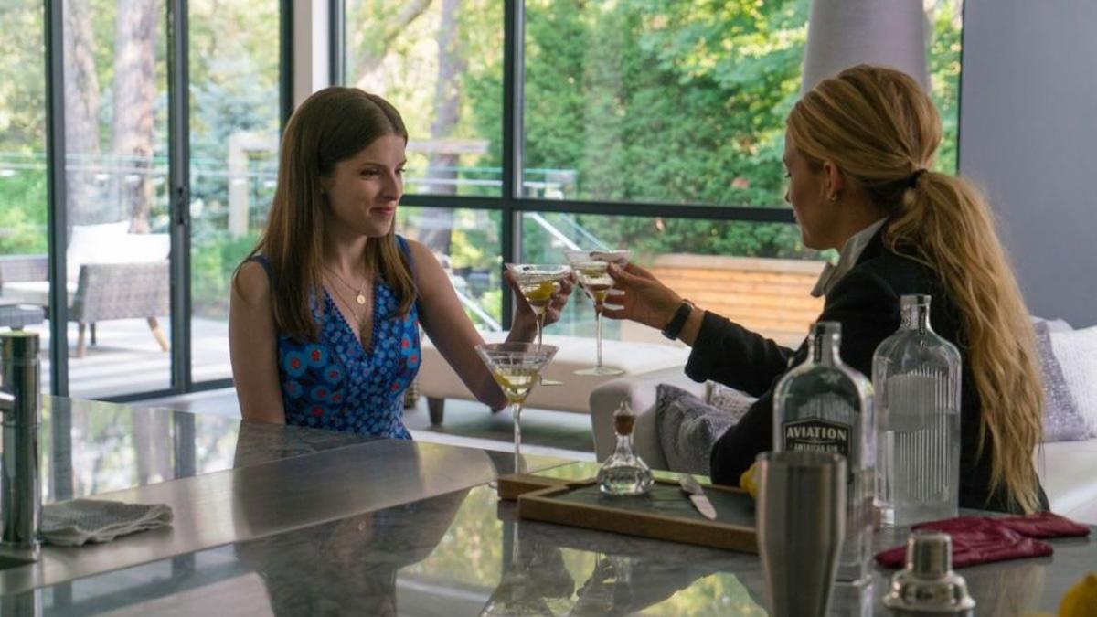 Stephanie (Anna Kendrick) and Emily (Blake Lively) in 'A Simple Favor'