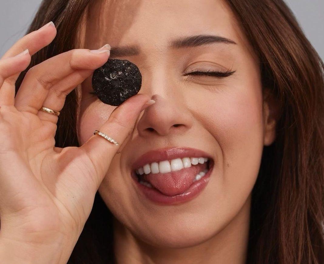 Pokimane posing with myna cookies