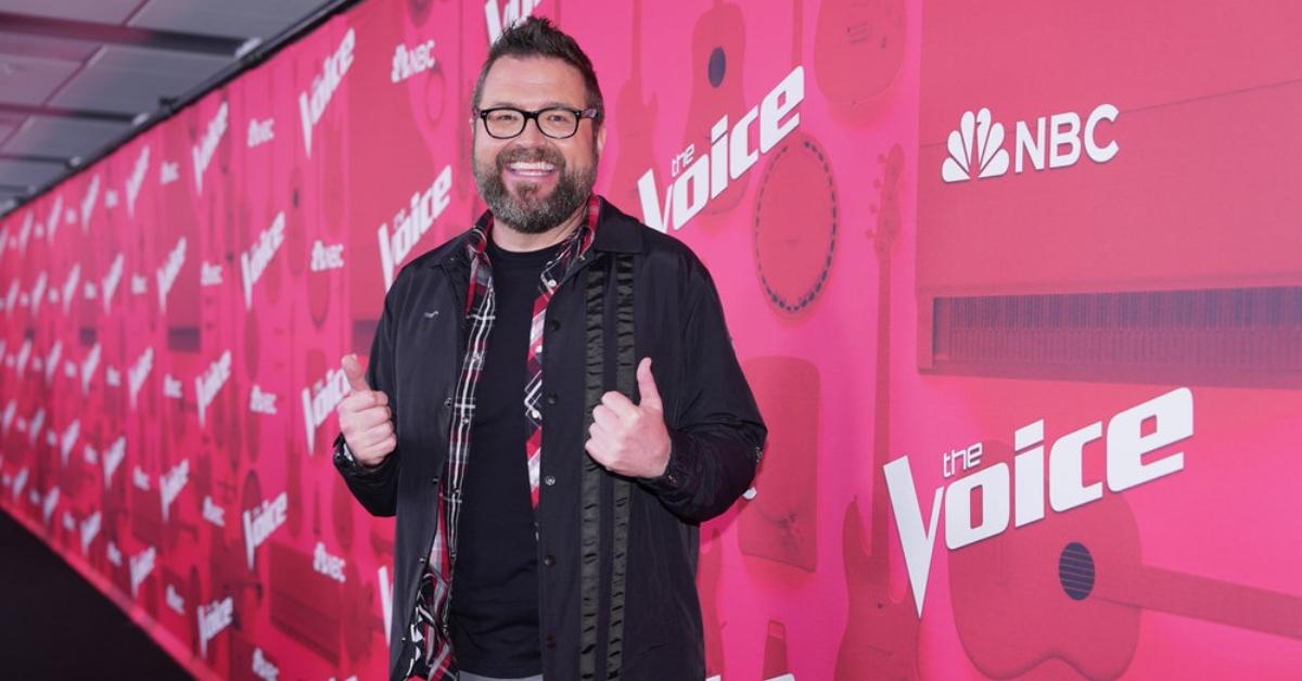 Rutledge Wood sourit sur le tapis rouge de 