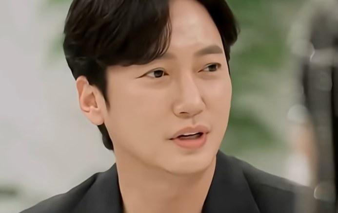 Lee Sang-bo wearing a black suit.