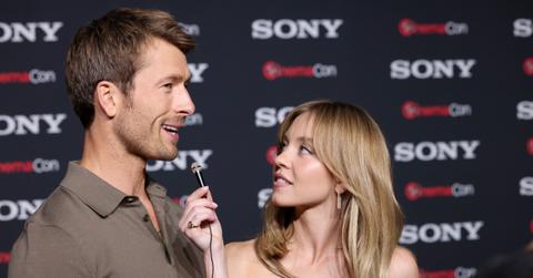 Glen Powell (l) and Sydney Sweeney ® of "Anyone But You" at CinemaCon 2023 in Las Vegas