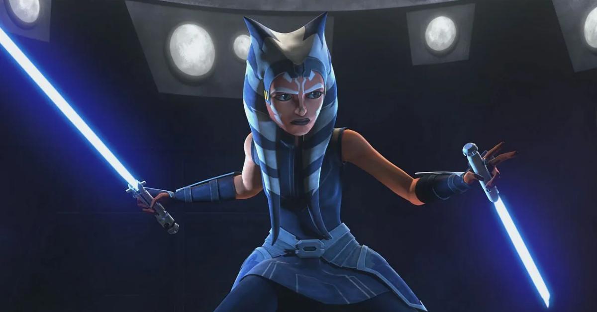 Ahsoka Tano brandissant deux sabres laser dans une bataille.