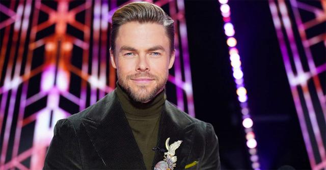 Derek Hough wearing a brooch on 'Dancing With the Stars.'