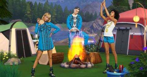 moschino-camping-1555012882393.jpeg