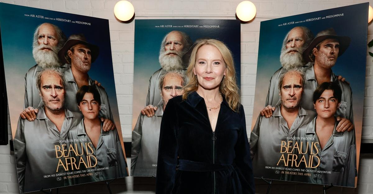 Amy Ryan devant les affiches de Beau Is Afraid