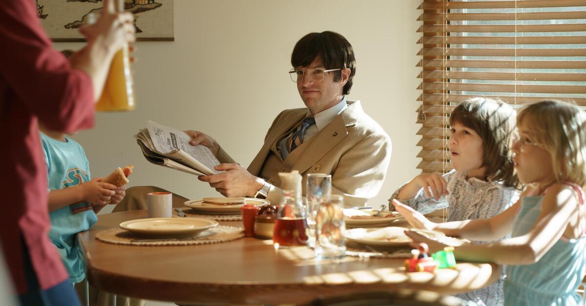 Timothy Simons (center) as Pat Montgomery in Hulu's "Candy."