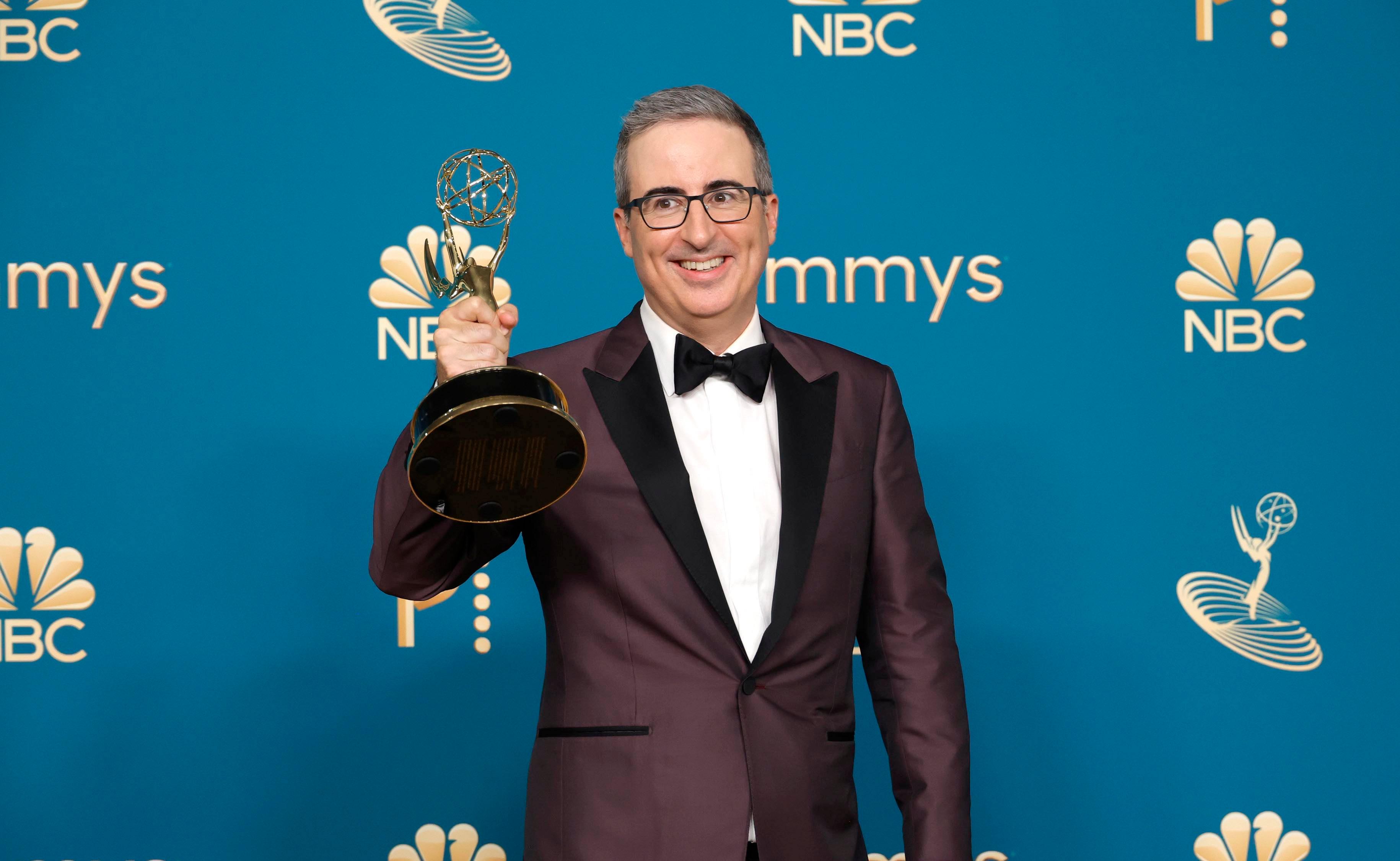 John Oliver gagnant un Emmy sur le tapis rouge en smoking