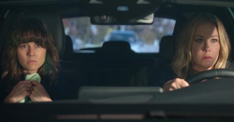 (l-r) Linda Cardellini and Christina Applegate in 'Dead to Me'