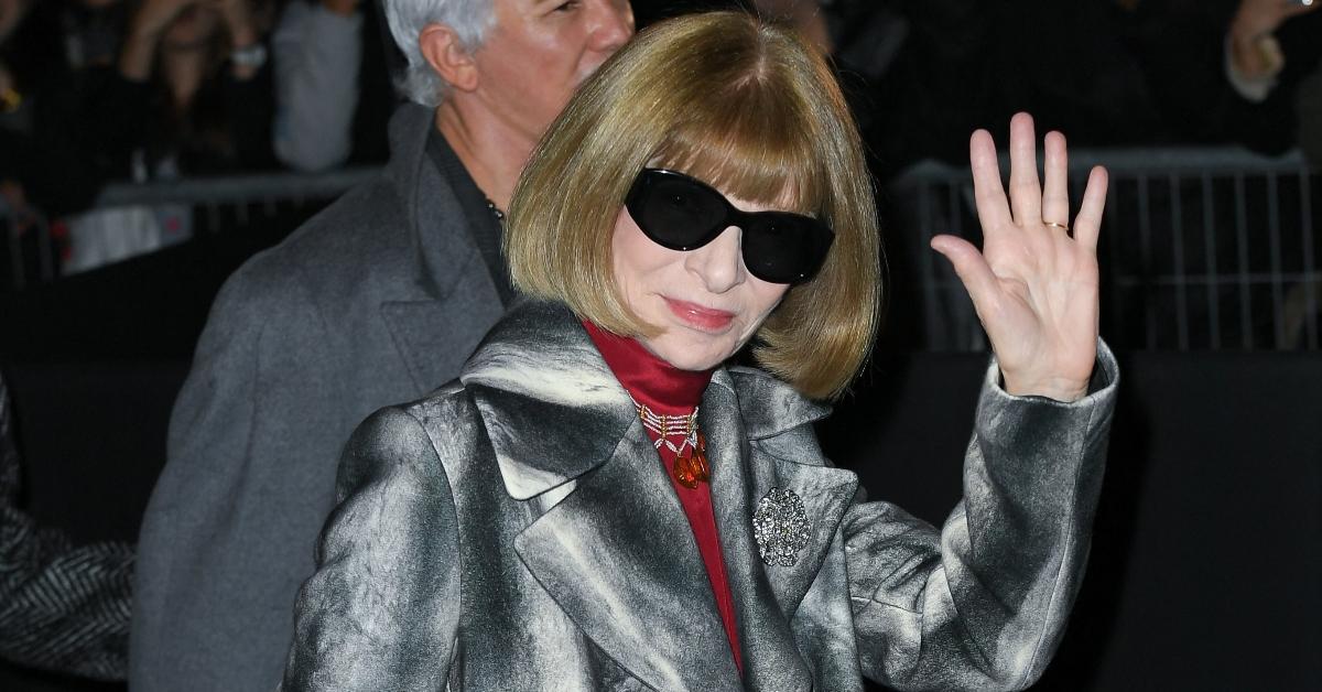 Anna Wintour waving