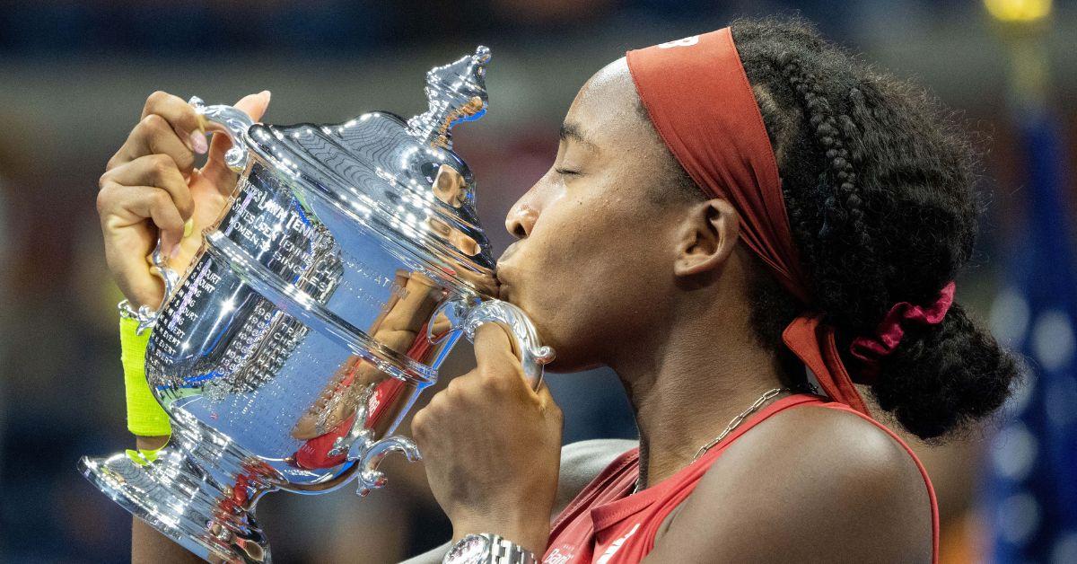 Coco Gauff kissing tennis trophy.