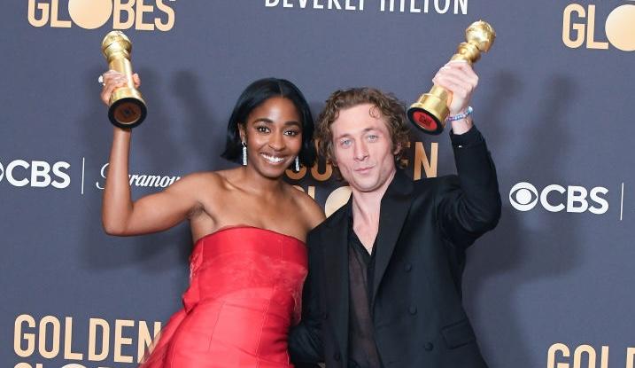 Ayo Edebiri with Jeremy Allen White holding up their Golden Globe awards