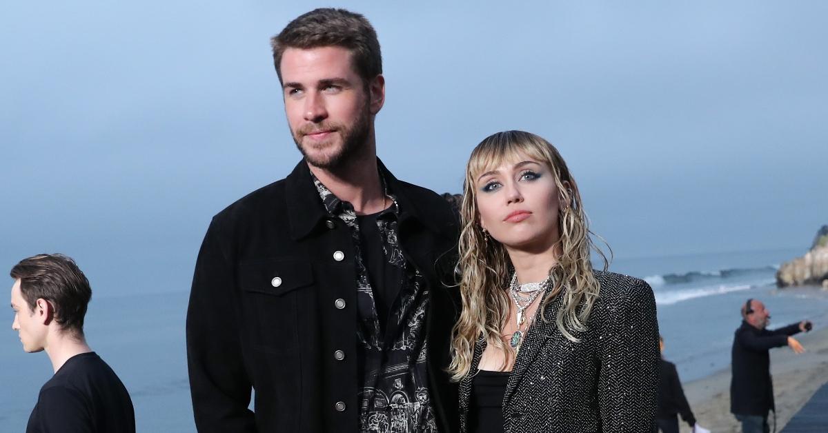 Liam Hemsworth et Miley Cyrus au défilé Saint Laurent en juin 2019 (Photo de Chelsea Lauren/WWD/Penske Media via Getty Images)