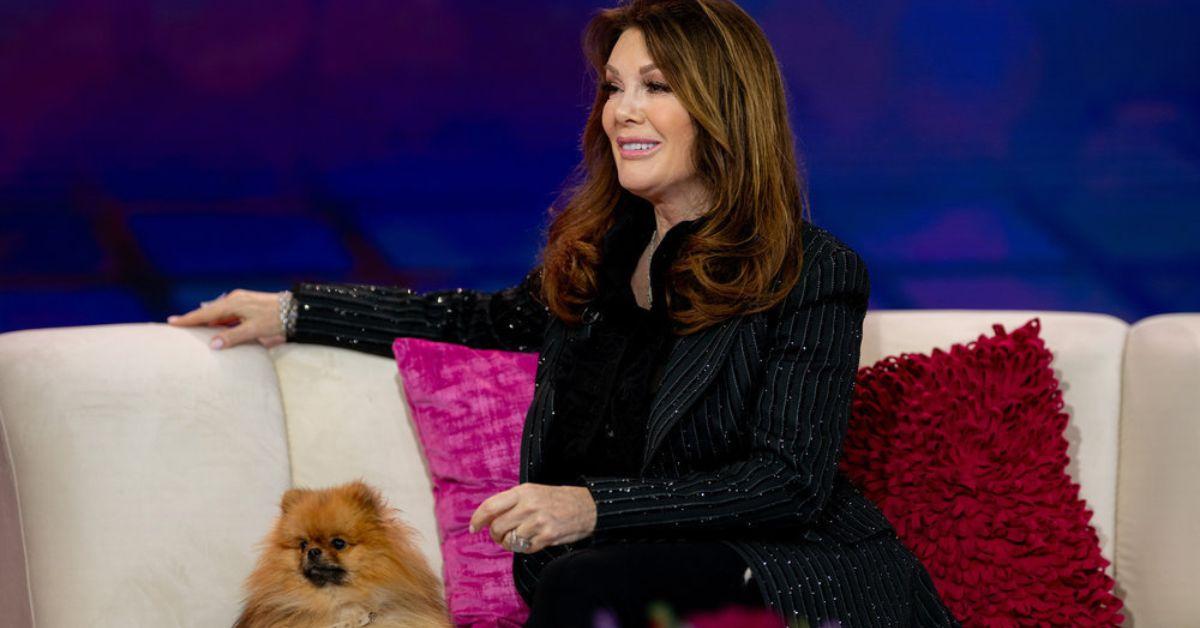Lisa Vanderpump sjedi na kauču sa svojim psom