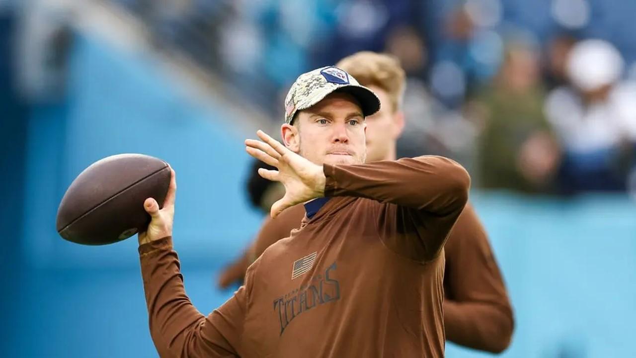 Ryan Tannehill #17 of the Tennessee Titans warms up before facing the Carolina Panthers