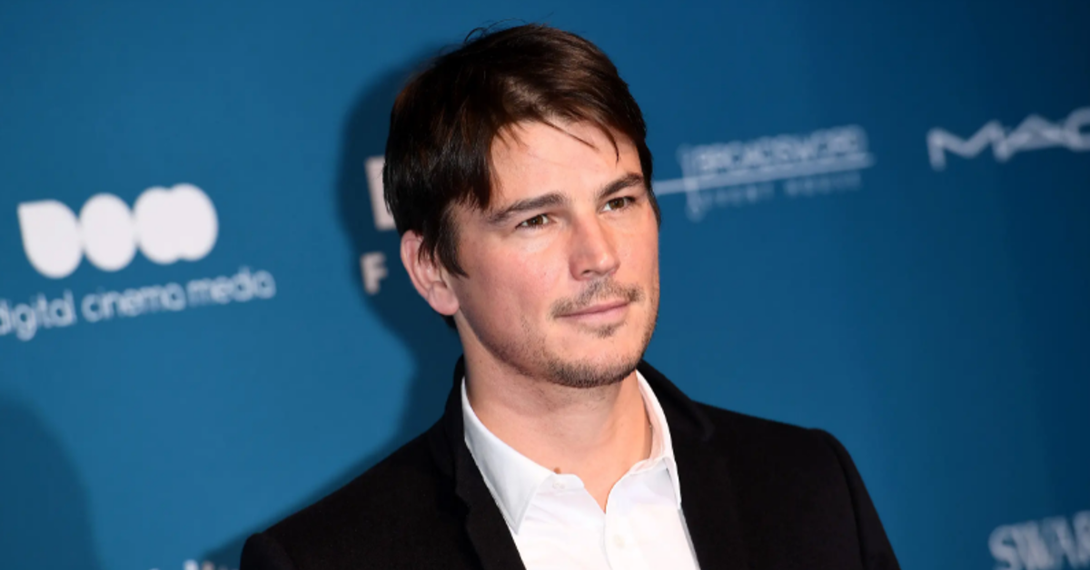 Josh Hartnett posing for a photo