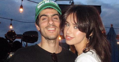 Η δημιουργός του TikTok Kate Spades ποζάρει για μια φωτογραφία στο Instagram με τον Έλληνα φίλο της