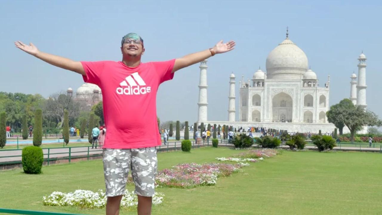 Angry Rantman standing near the Taj Mahal 