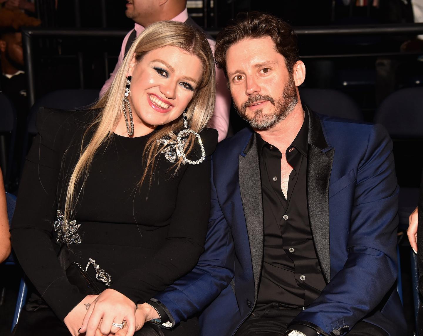 Why Does Kelly Clarkson Pays Child Support? Details