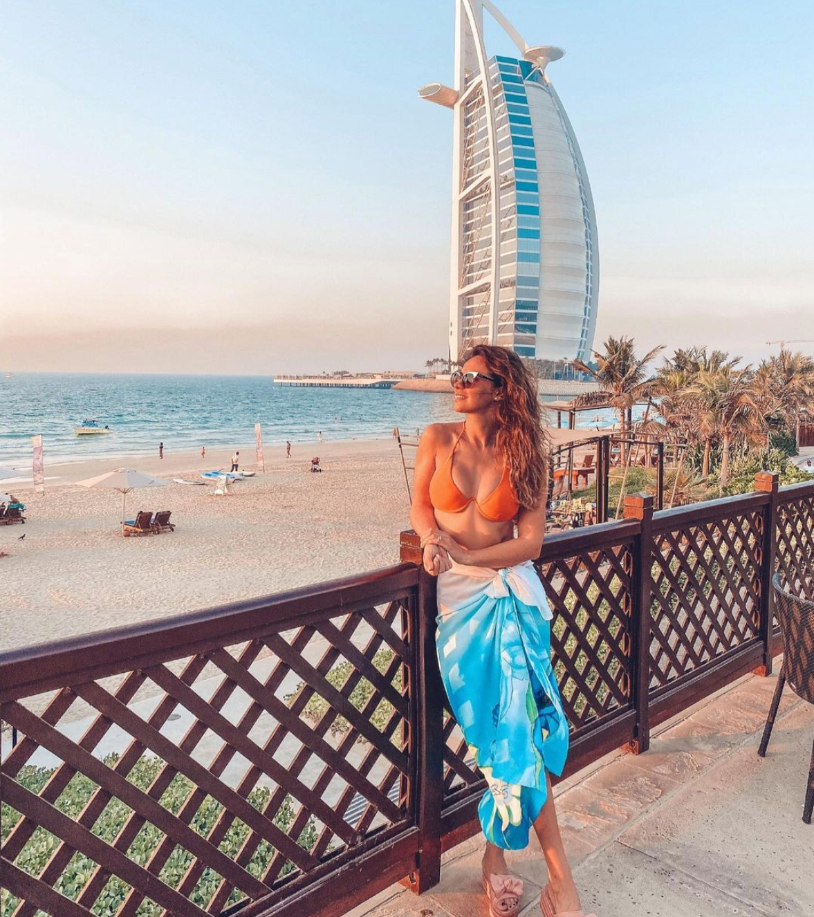 Instagram influencer in Dubai with the Madinat Jumeirah hotel in the background.