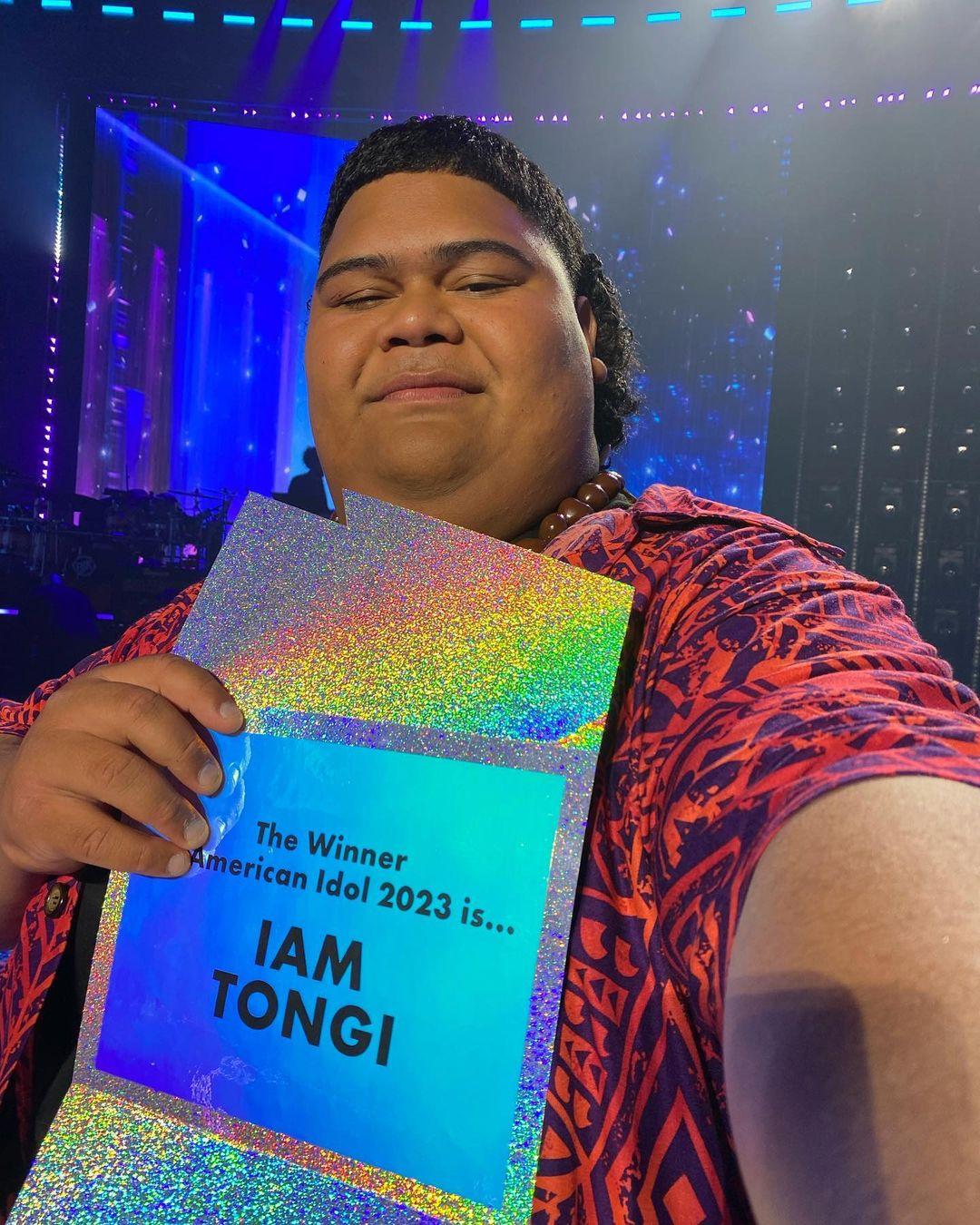 american idol iam tongi holding announcement at finale