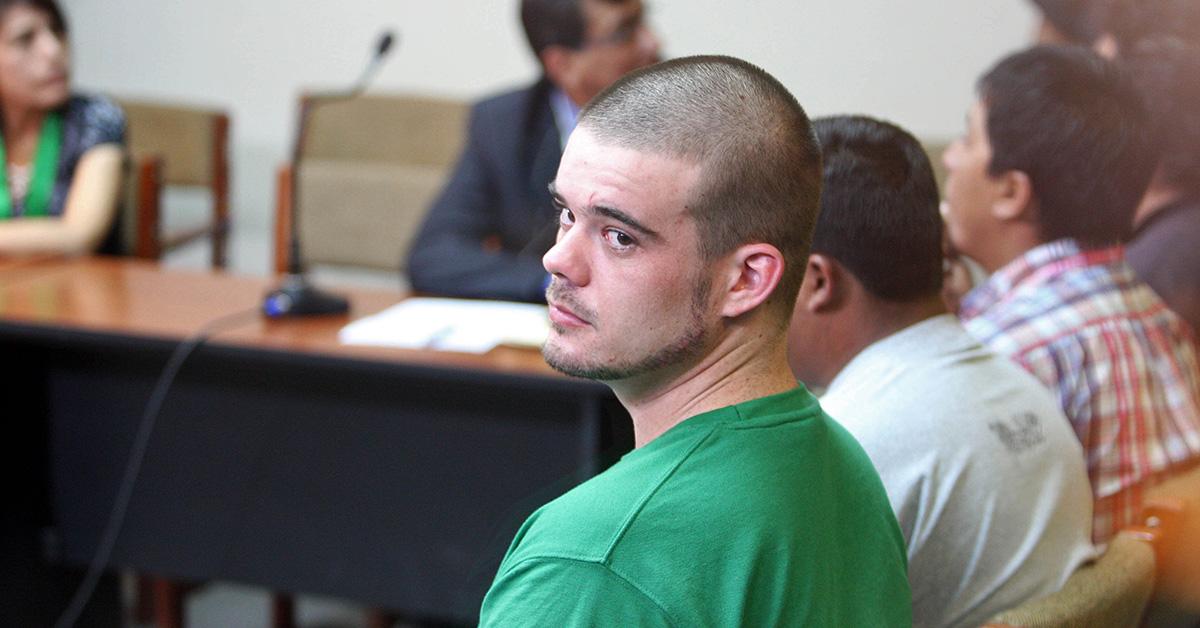 Joran van der Sloot looking over his shoulder in court. 