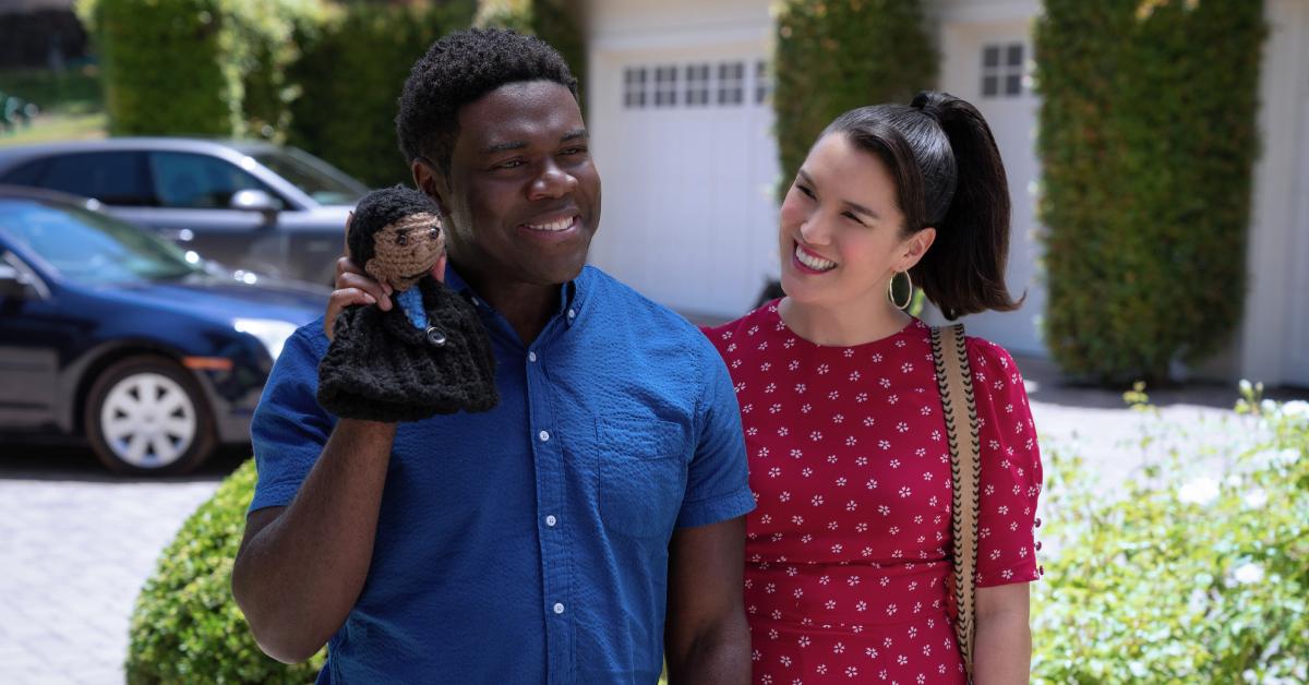 Sam Richardson dans le rôle d'Aniq et Zoë Chao dans le rôle de Zoë dans la saison 2 de 