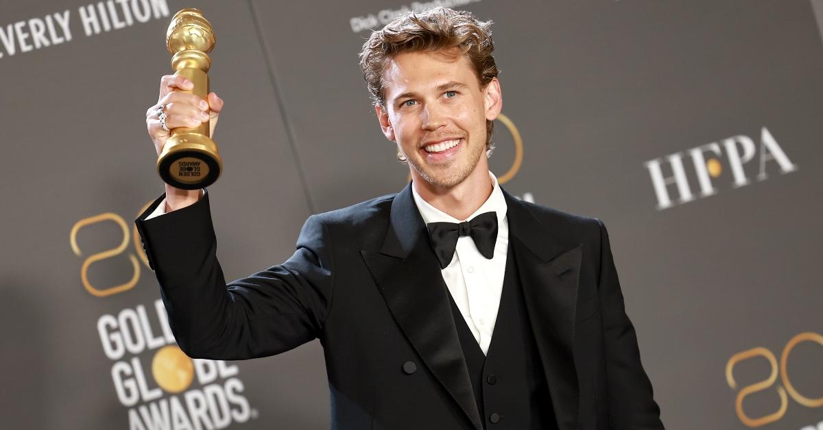 Austin Butler holding his Golden Globes award.