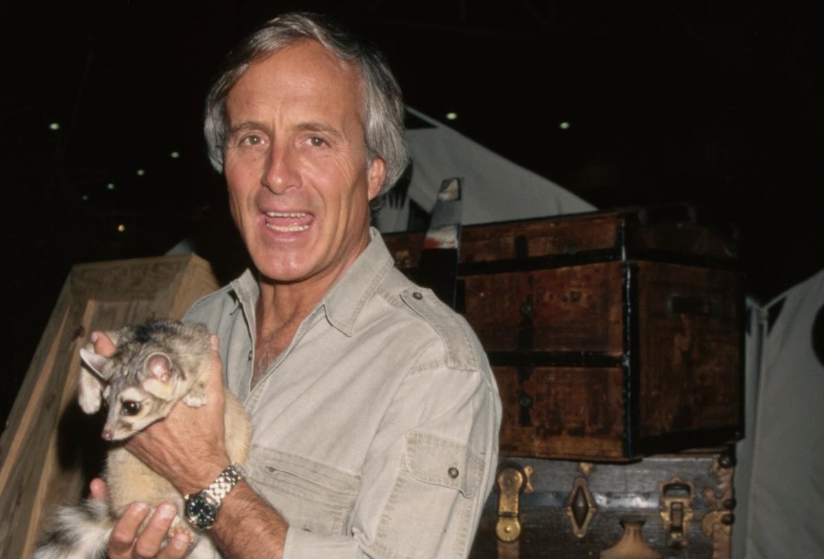 American zookeeper Jack Hanna holding a lemur attends the 36th Annual National Association of Television Program Executives (NATPE) Convention and Exhibition, held at the Ernest N Morial Convention Center in New Orleans, Louisiana, January 1999.