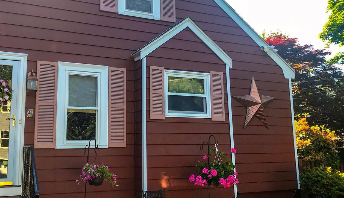 Here's the Real Meaning Behind Those Metal Stars You've Seen on Houses