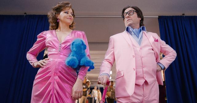 Elizabeth Banks and Zach Galifianakis in 'The Beanie Bubble'