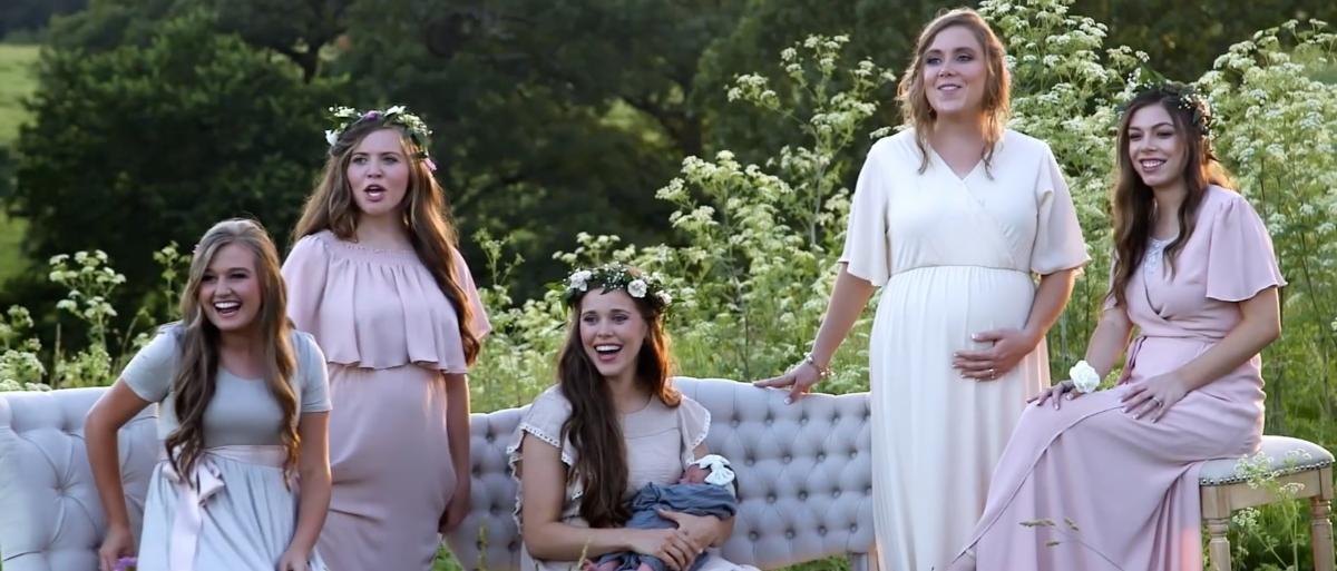 Some of the Duggar daughters and in-laws take a maternity photo together on 'Counting On'