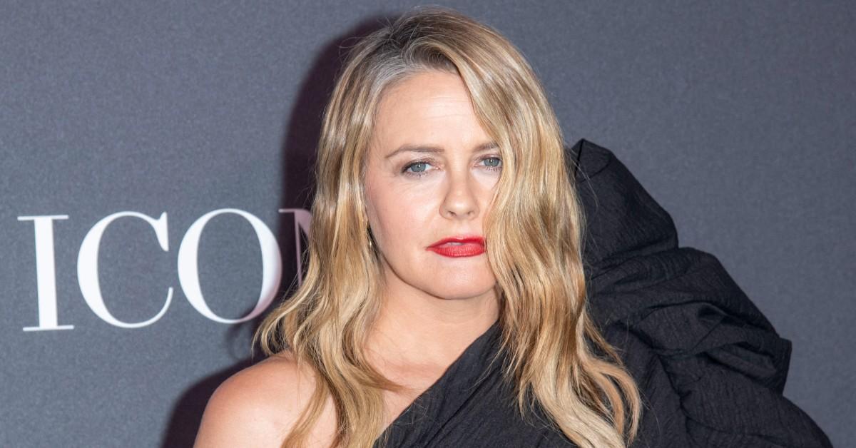 Alicia Silverstone posing for a photo