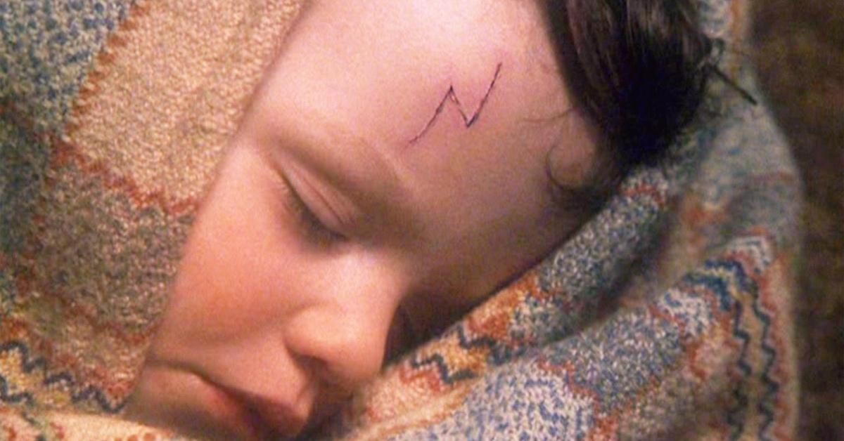 La cicatrice de Harry Potter dans les premiers films est au centre de son front. 