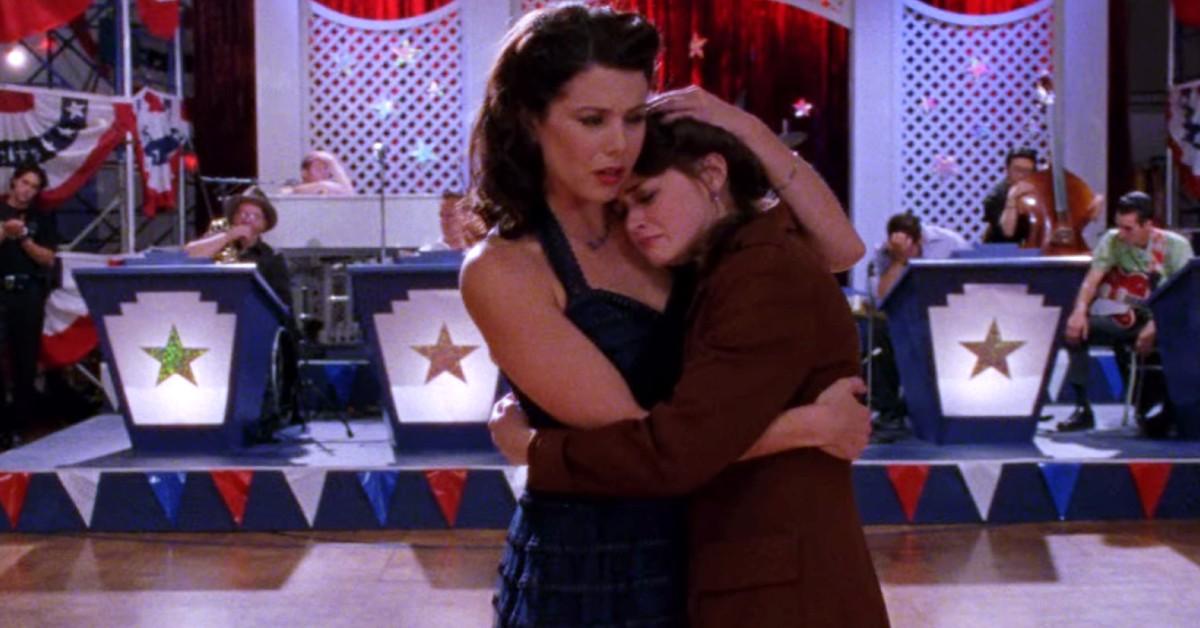 Lorelai comforts her daughter Rory after a bad breakup