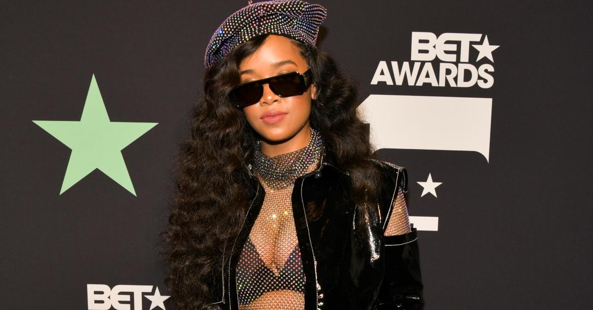 What Does H.E.R. Look Like Without Glasses? See Official Pictures
